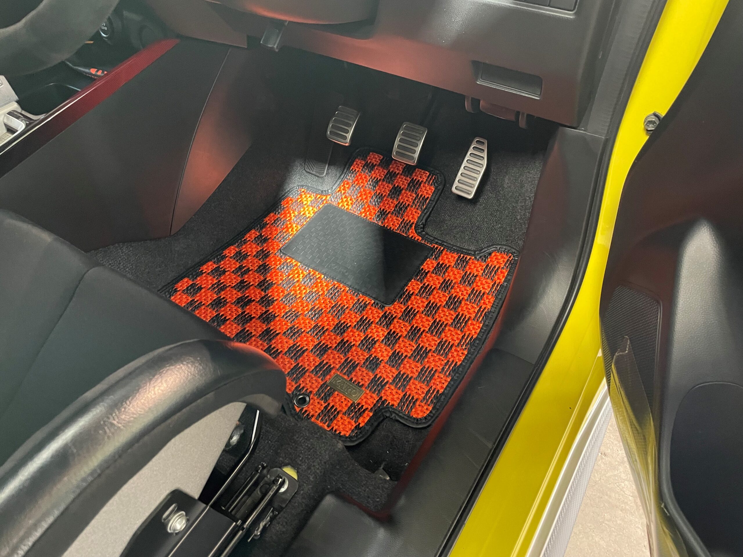 APITデモカーZC33SスイフトにKAROマット
