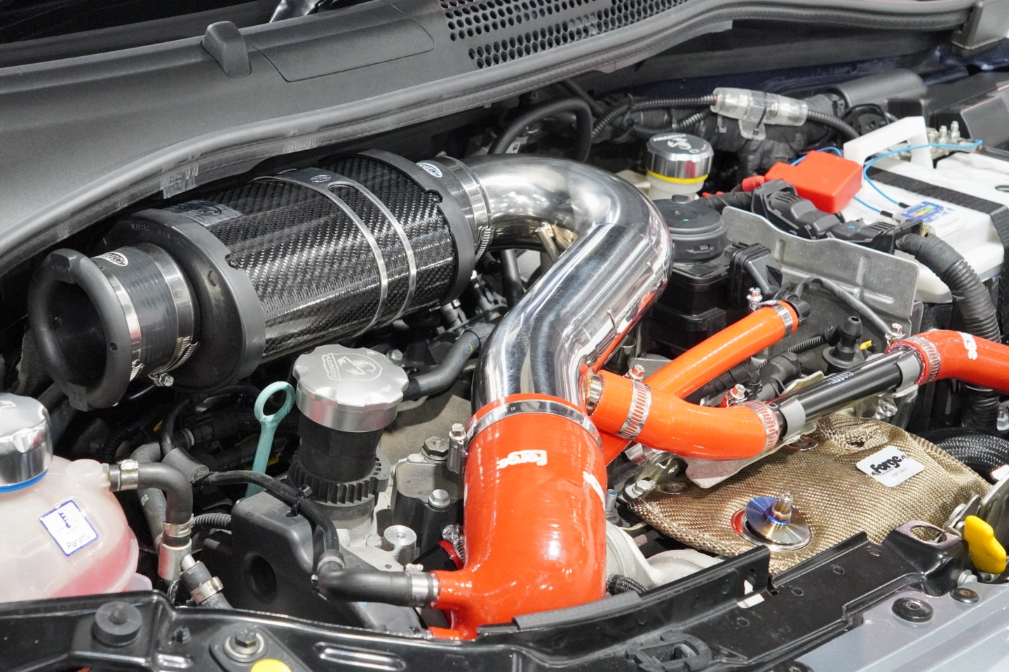 ABARTH 695 RIVALEのエンジンルームをカスタマイズ