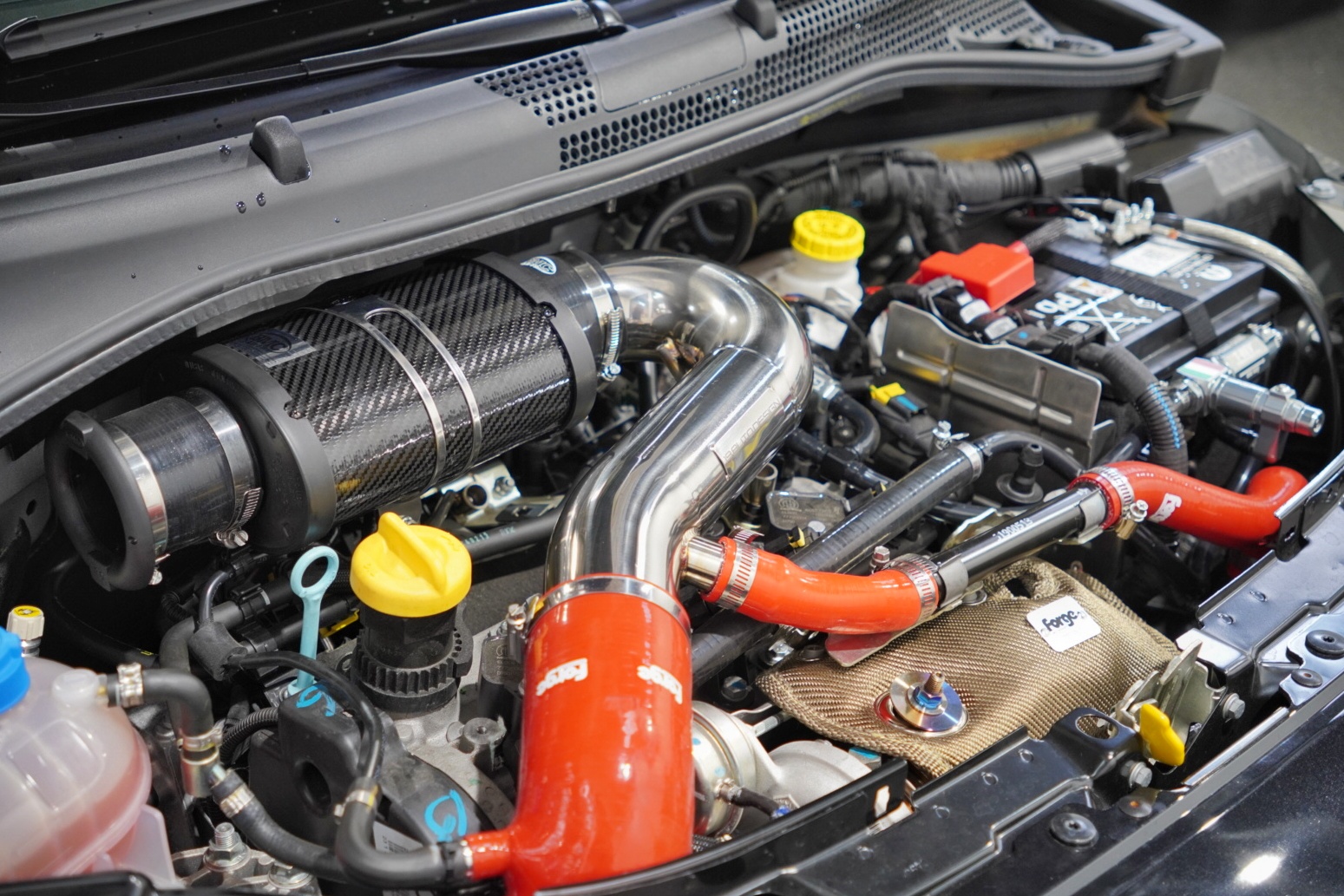 ABARTH 695 のエンジンルームをカスタマイズ