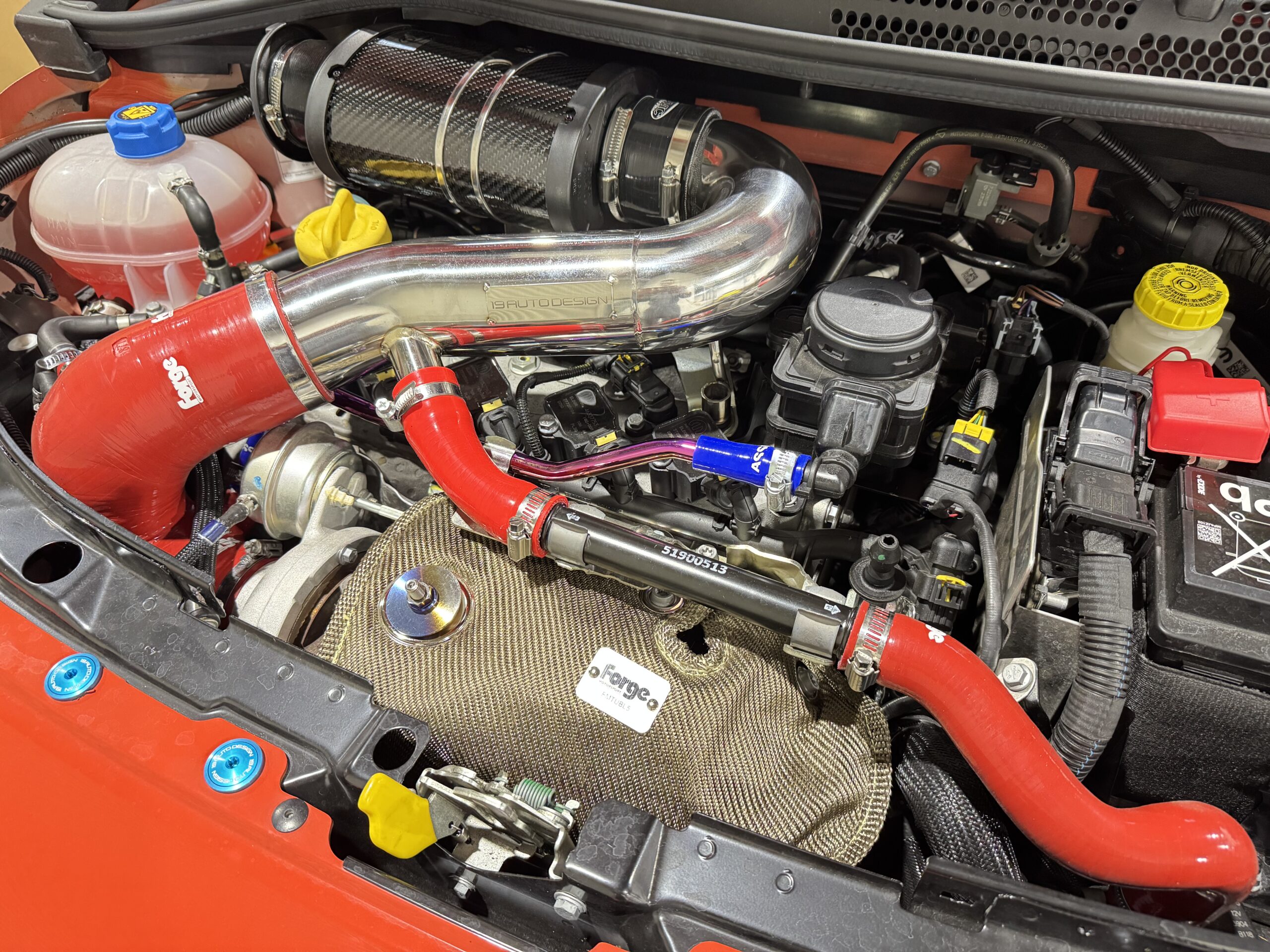 ABARTH695のエンジンルームをカスタマイズ