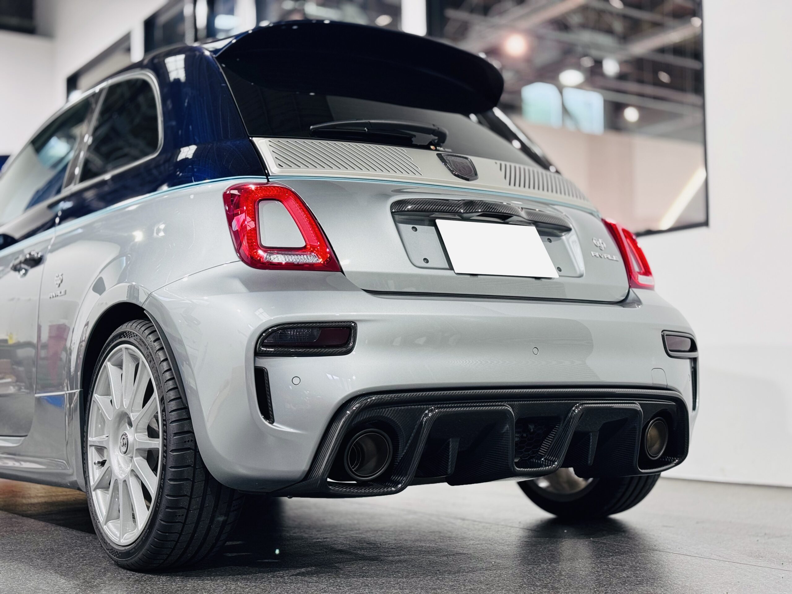 ABARTH 695リヴァーレにGRUカーボンリアディフューザー取付け