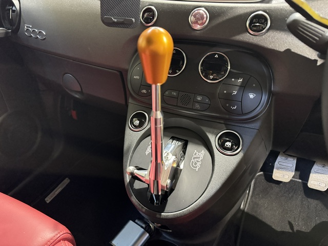 ABARTH595にCAEウルトラシフター、MOMOステアリング、APITオリジナルステアリングスペーサー取付け