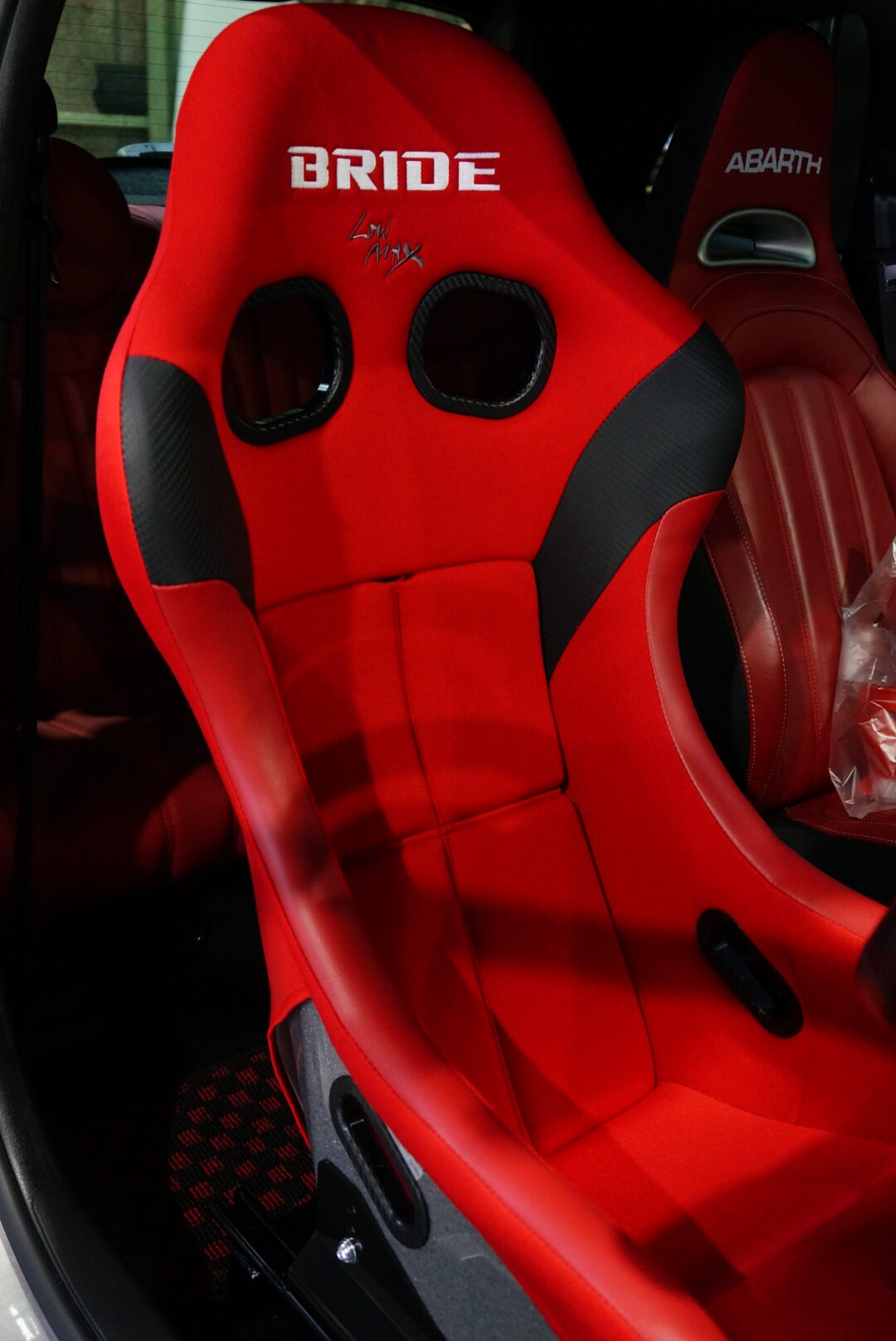 ABARTH595でBRIDEフルバケットシート取付け