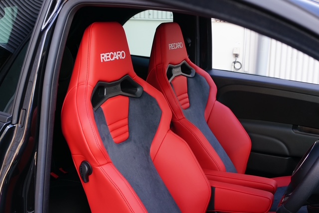 ABARTH695でシート交換