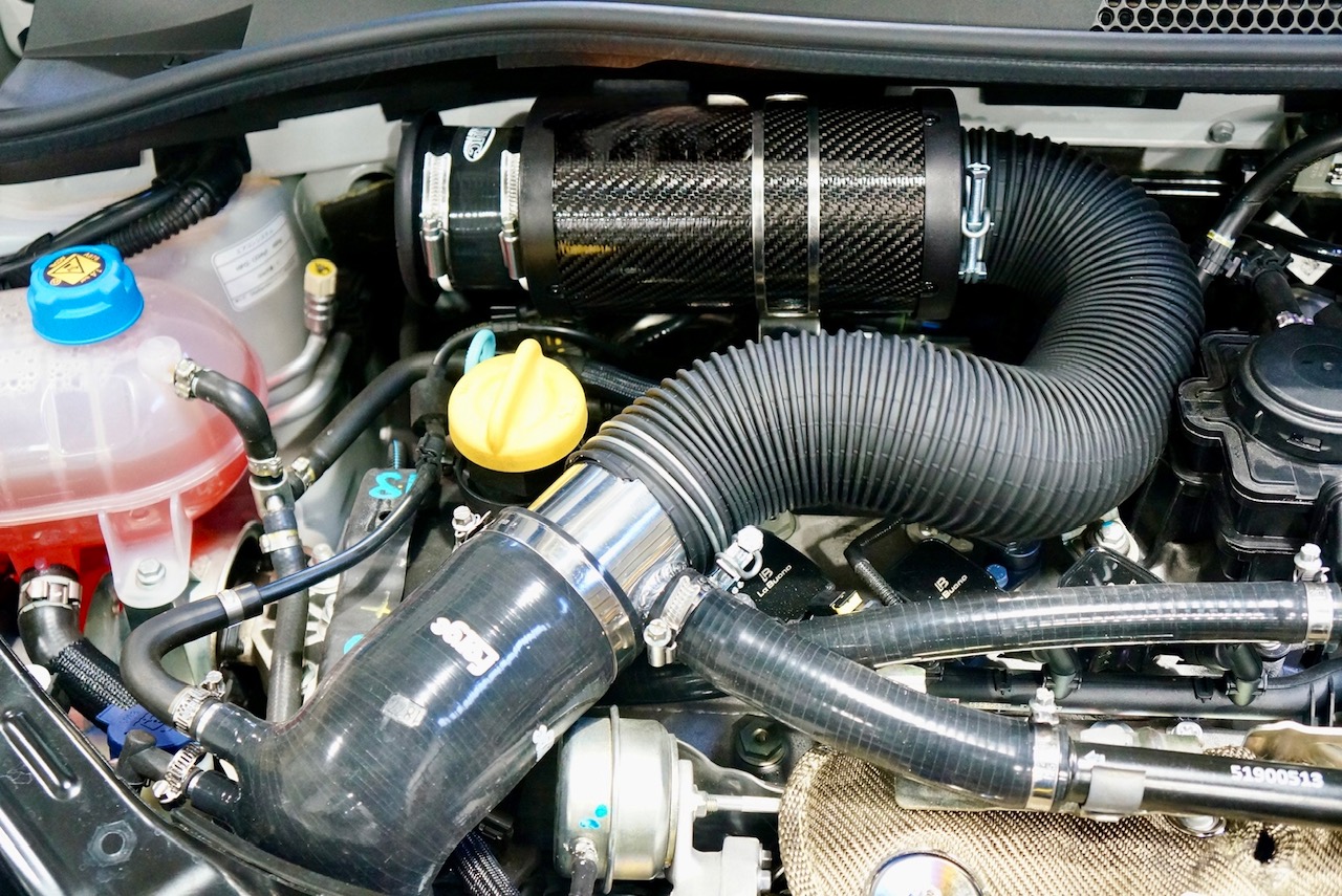 ABARTH F595Cでエンジンルームカスタマイズ
